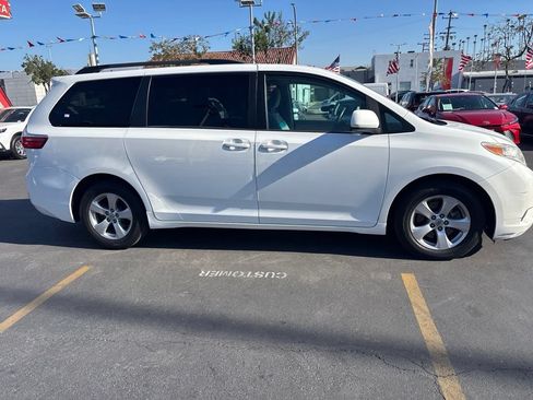 Used 2017 Toyota Sienna LE FWD image 3