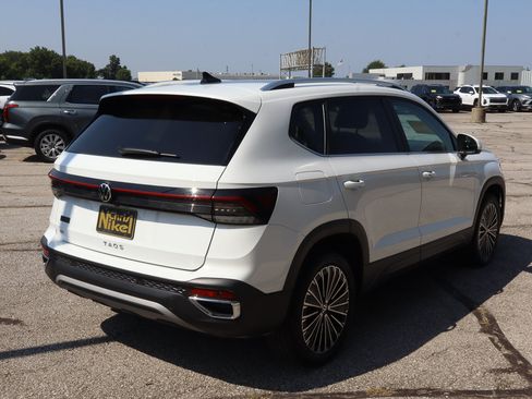 Used 2026 Volkswagen Taos SE FWD image 4