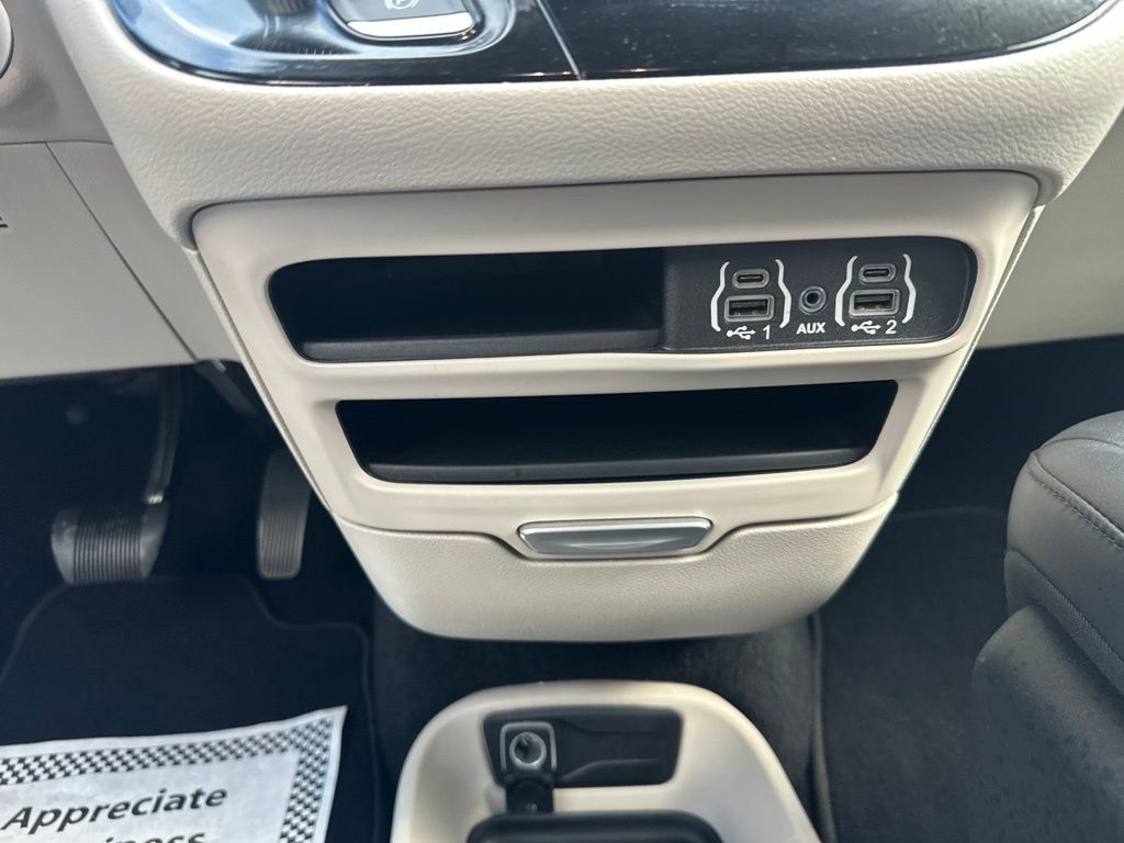 Used 2024 Chrysler Pacifica Touring-L FWD image 21