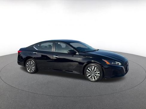 Used 2025 Nissan Altima 2.5 SV image 2