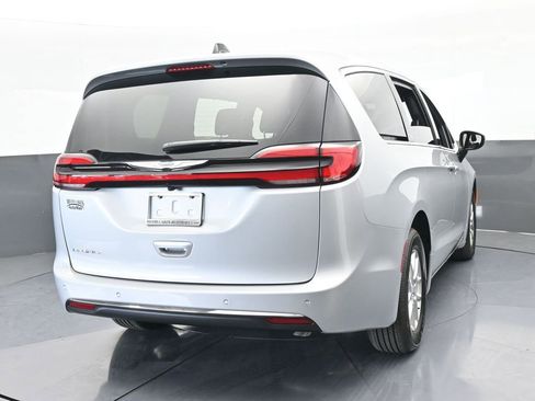 New 2026 Chrysler Pacifica Select image 5