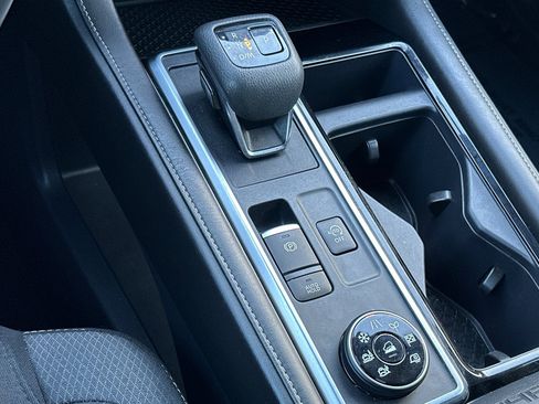 Used 2024 Nissan Pathfinder SV image 25