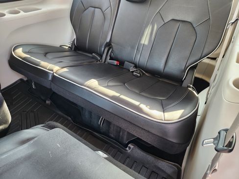 Used 2022 Chrysler Pacifica Limited image 30