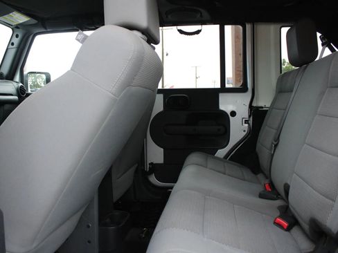 Used 2007 Jeep Wrangler Unlimited Sahara w/ Dual Top Group image 11