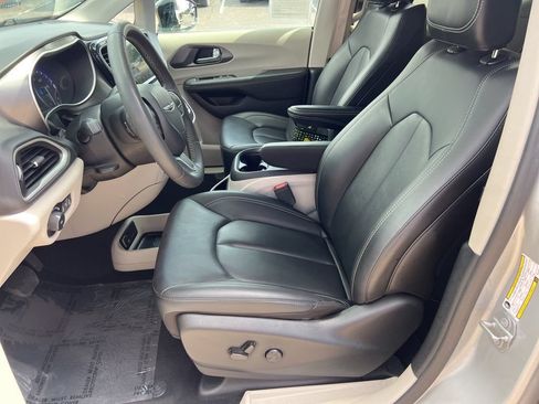 Used 2024 Chrysler Pacifica Touring-L FWD image 22
