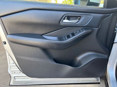 Used 2025 Nissan Rogue SV FWD image 18