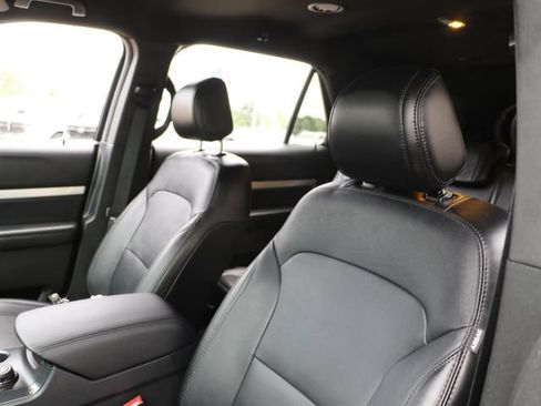 Used 2017 Ford Explorer XLT w/ Equipment Group 202A AWD/4WD image 20