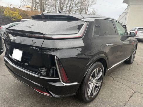 Used 2023 Cadillac Lyriq AWD image 4