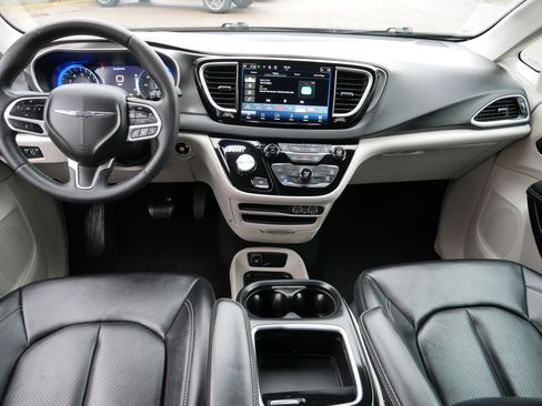 Certified 2024 Chrysler Pacifica Touring-L image 10
