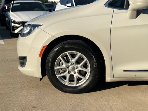 Used 2020 Chrysler Pacifica Touring-L FWD image 8