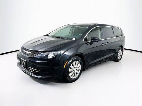 Used 2018 Chrysler Pacifica L image 3