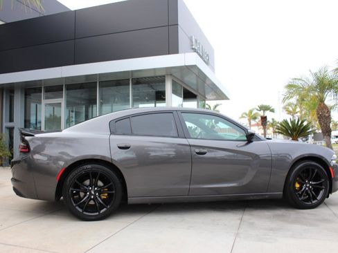 Used 2018 Dodge Charger SXT w/ Blacktop Package image 9