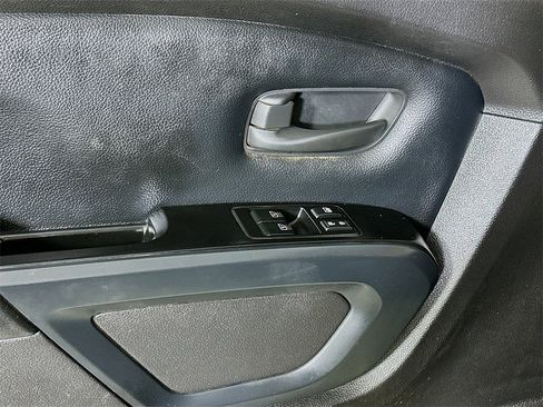 Used 2019 Nissan Titan S image 19