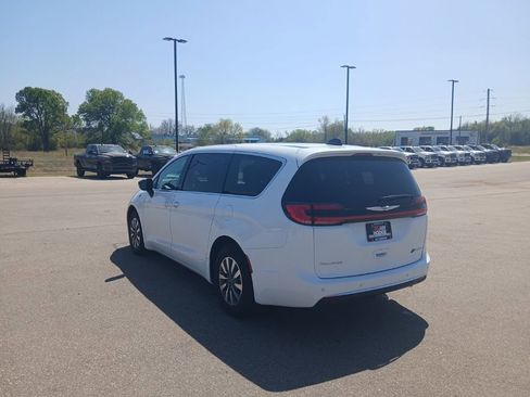 Used 2024 Chrysler Pacifica Select image 6