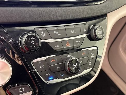 Used 2023 Chrysler Pacifica Touring-L FWD image 46
