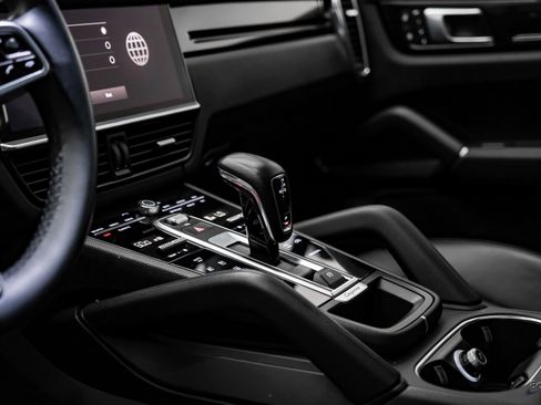 Used 2022 Porsche Cayenne w/ Premium Package image 41