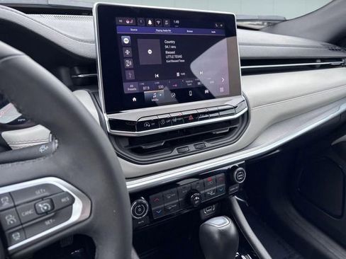 Used 2025 Jeep Compass Limited image 21