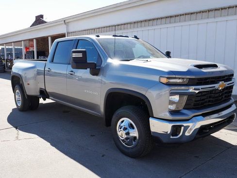 New 2026 Chevrolet Silverado 3500 LT image 2