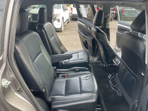 Used 2019 Toyota Highlander XLE image 27