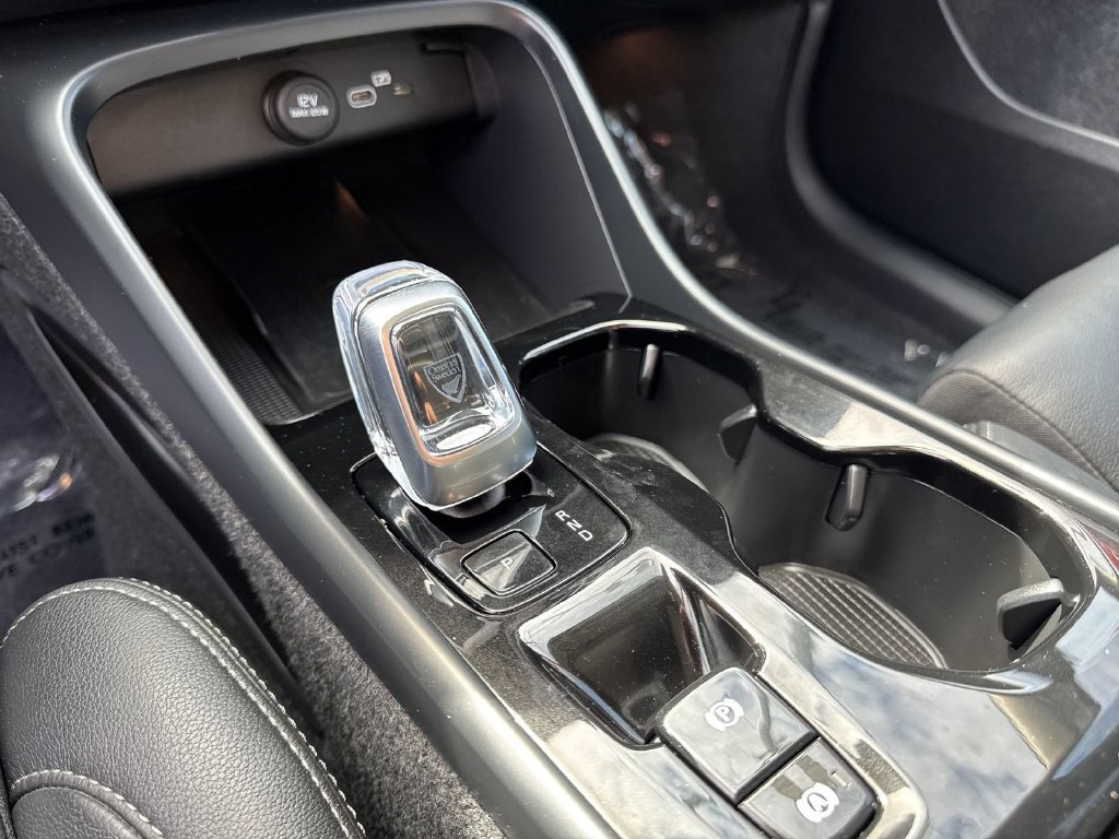 Used 2025 Volvo XC40 B5 Plus AWD/4WD image 17