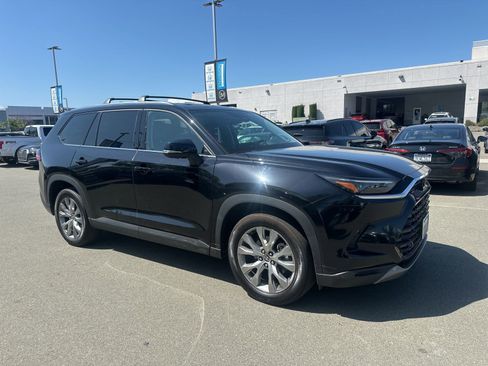 Used 2025 Toyota Grand Highlander FWD image 2