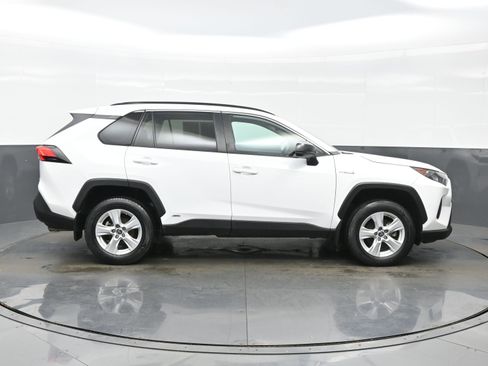 Used 2021 Toyota RAV4 LE image 7