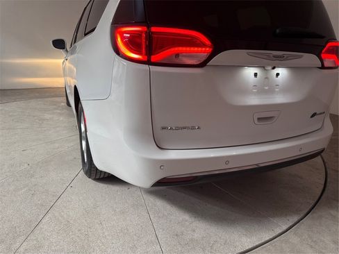 Used 2018 Chrysler Pacifica Touring Plus image 33
