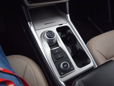 Used 2023 Ford Explorer XLT w/ Equipment Group 202A image 16