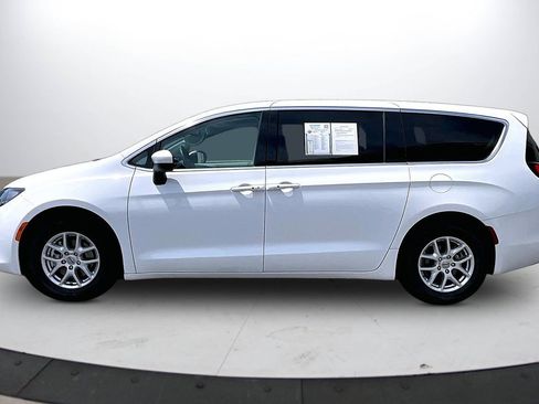 Certified 2023 Chrysler Voyager LX FWD image 5