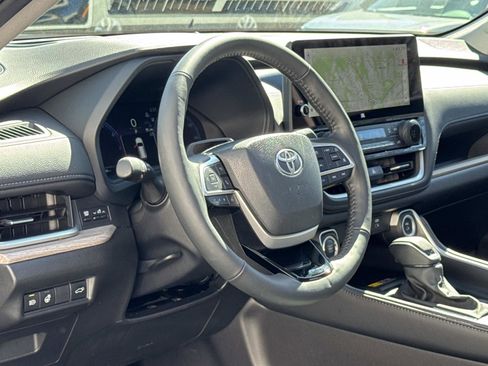 Used 2025 Toyota Grand Highlander AWD image 12