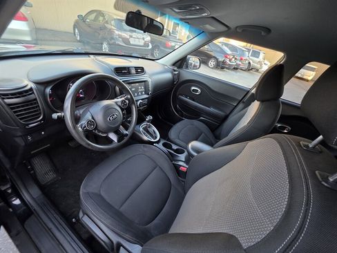 Used 2018 Kia Soul + image 13