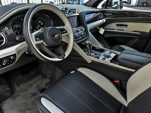 Certified 2022 Bentley Bentayga AWD/4WD image 19