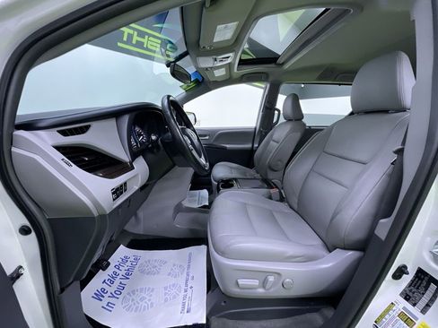 Used 2015 Toyota Sienna AWD image 16