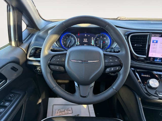 Used 2025 Chrysler Pacifica Limited FWD image 12