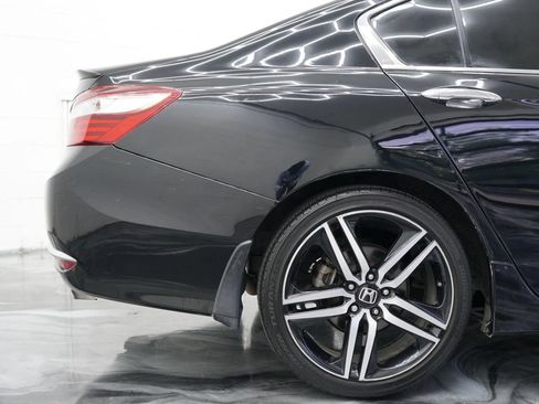 Used 2017 Honda Accord Sport image 7