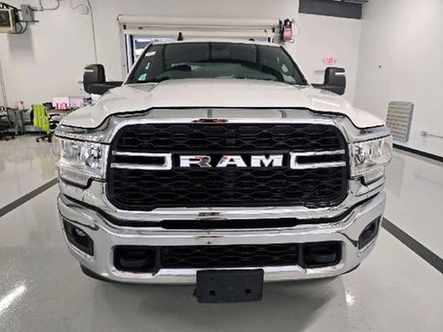 Used 2024 RAM 2500 Tradesman w/ Chrome Appearance Group AWD/4WD image 11