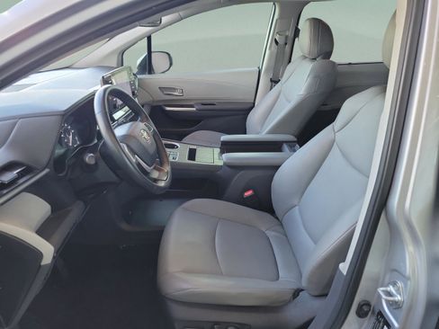 Used 2023 Toyota Sienna XLE image 8