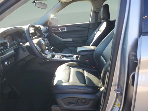 Used 2022 Ford Explorer XLT w/ Equipment Group 202A image 19