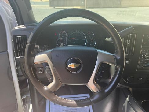 Used 2017 Chevrolet Express 3500 Extended RWD image 27