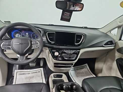 Used 2023 Chrysler Pacifica Touring-L AWD/4WD image 13
