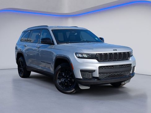 Used 2024 Jeep Grand Cherokee L Laredo image 2