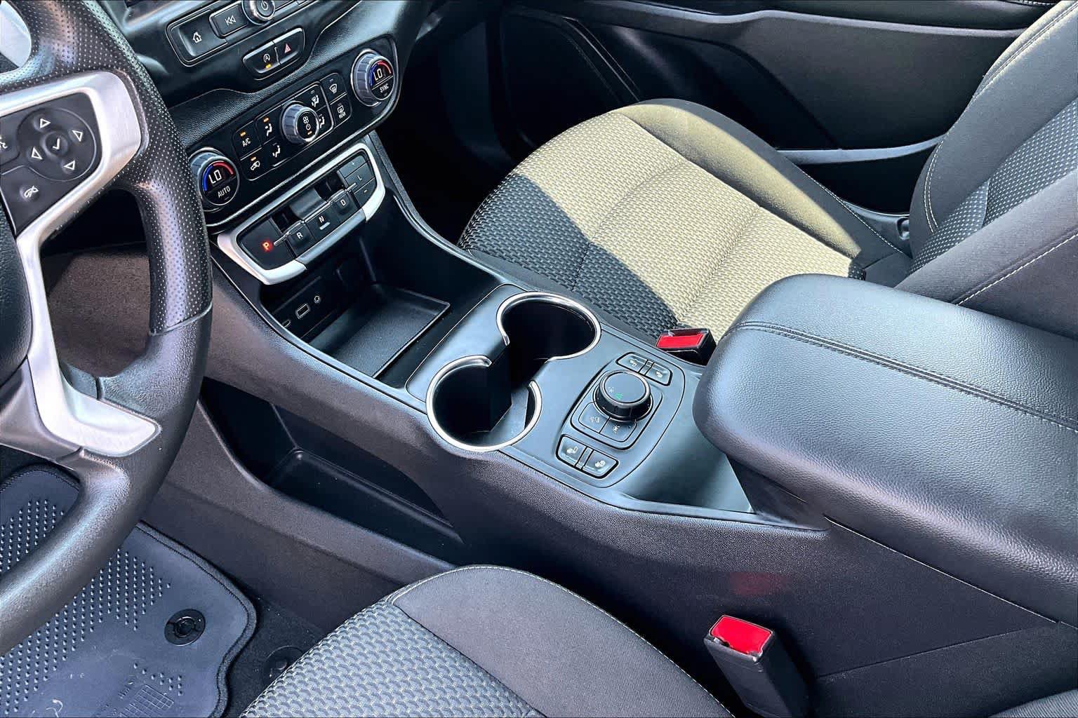 Used 2024 GMC Terrain SLE w/ Driver Convenience Package FWD image 17