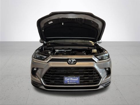 Used 2025 Toyota Grand Highlander AWD image 4