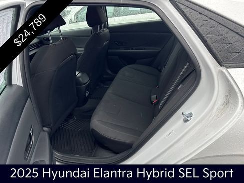 Used 2025 Hyundai Elantra SEL image 28
