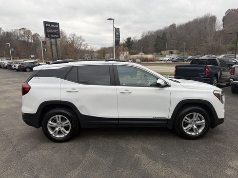 Used 2024 GMC Terrain SLE w/ Driver Convenience Package image 2