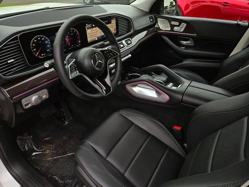 Used 2024 Mercedes-Benz GLS 450 4MATIC image 9