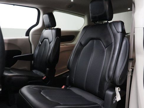 Used 2023 Chrysler Pacifica Touring-L FWD image 29