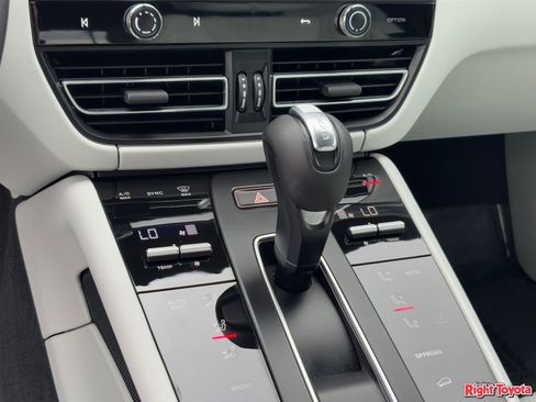 Used 2025 Porsche Macan image 27