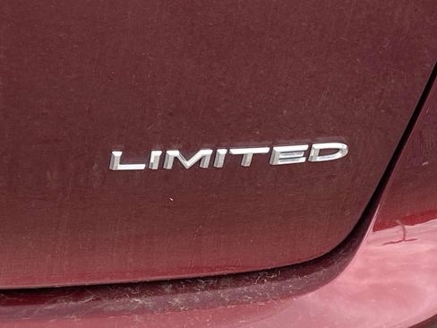 Used 2023 Chrysler Pacifica Limited w/ Uconnect Theater Family Group FWD image 12