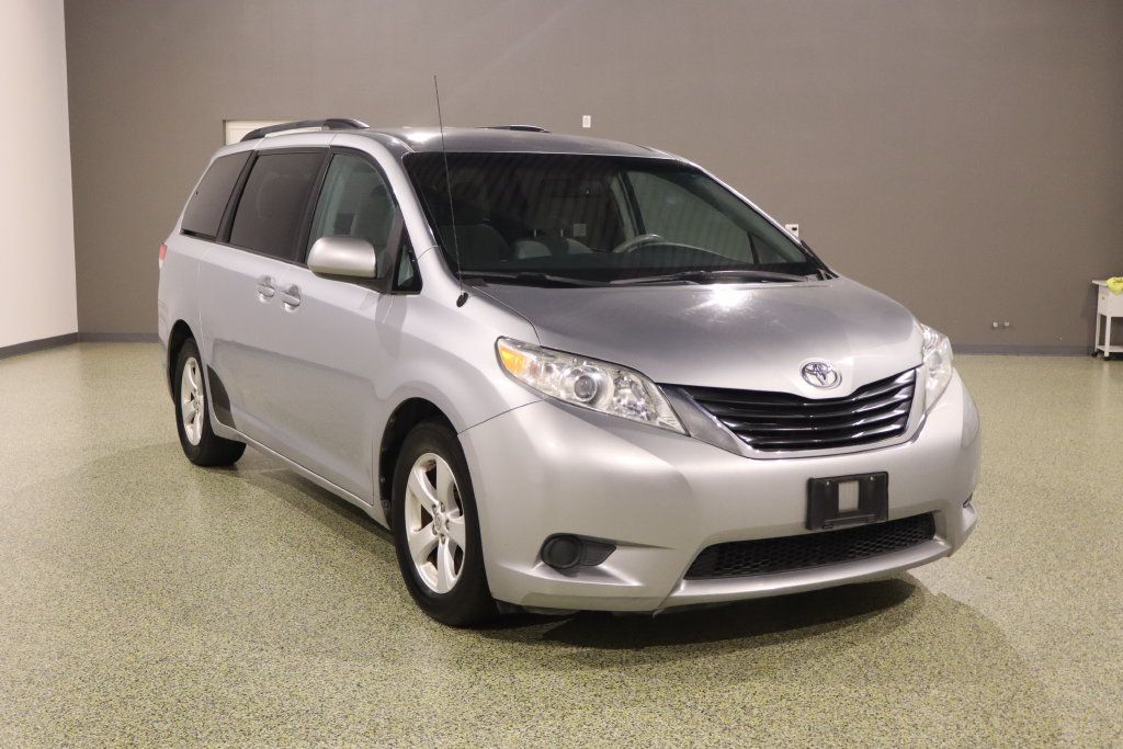 Used 2014 Toyota Sienna LE FWD image 1